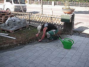 An der Arbeit|Verbundsteine|Kundengärtner Fiore|Neuendorf