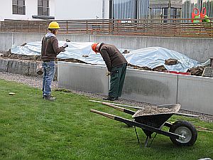 An der Arbeit|Winkelplatten|Kundengärtner Fiore|Neuendorf
