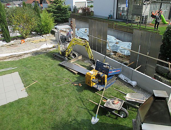 An der Arbeit|Winkelplatten|Kundengärtner Fiore|Neuendorf